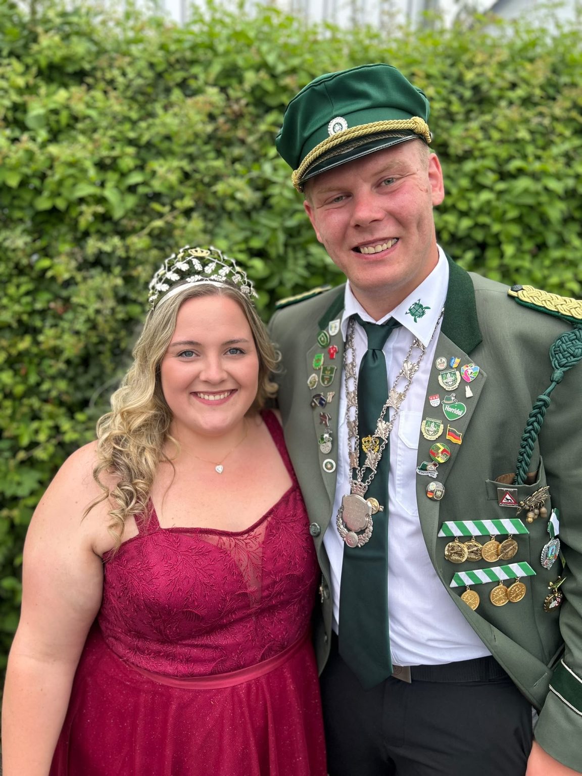 Porträt von Julia und Pascal mit Krone und Königskette