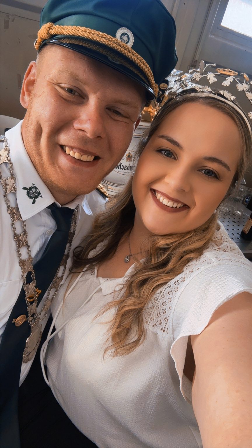 Selfie von Pascal und Julia mit Krone